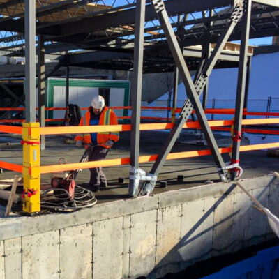 straprail-protects-worker-at-building-edge